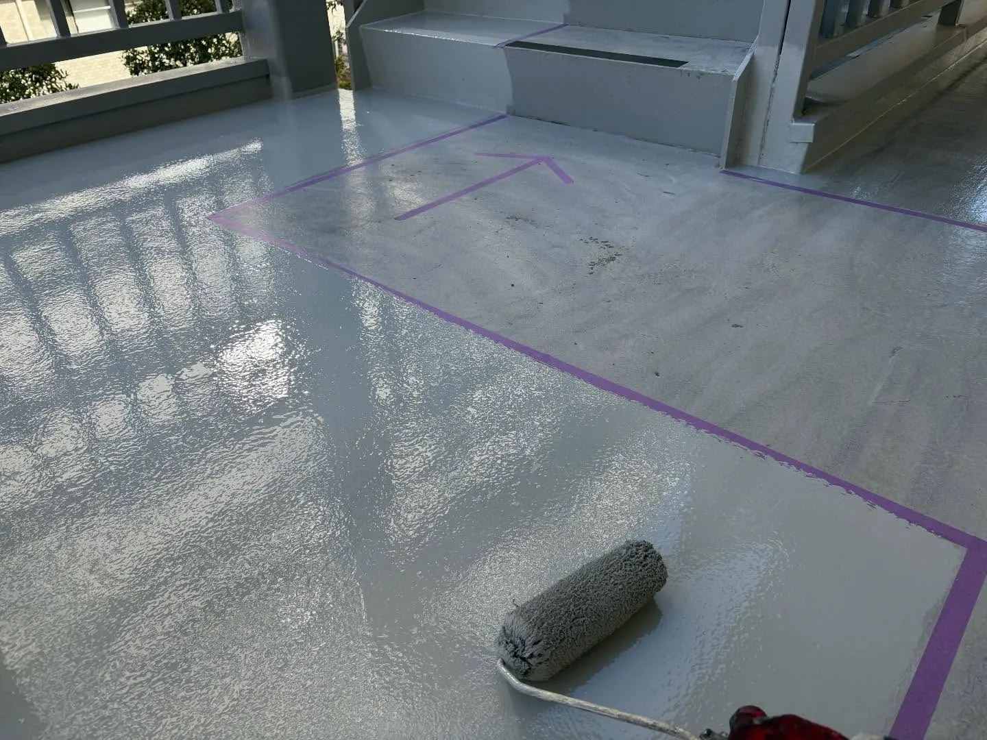 去年施工させて頂いたお客様からの追加工事の玄関扉・床塗装を行...