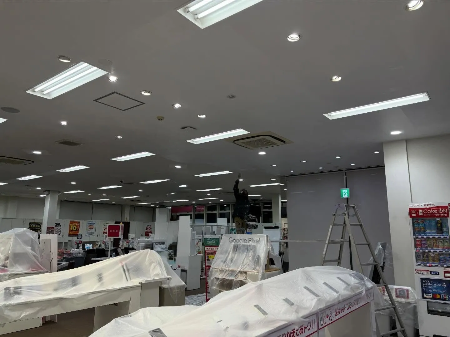 店舗天井塗装・オフィスビル室内塗装を行いました。