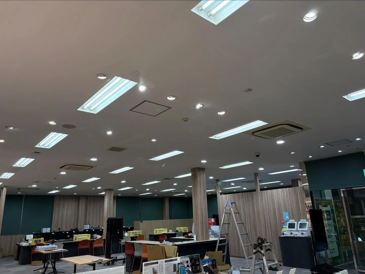 店舗天井塗装・オフィスビル室内塗装を行いました。