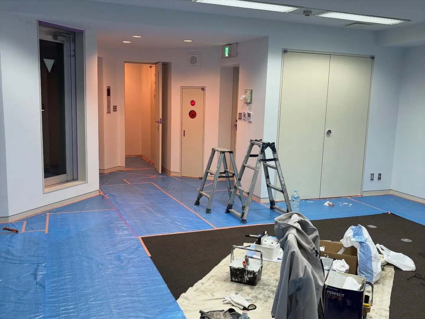 店舗天井塗装・オフィスビル室内塗装を行いました。