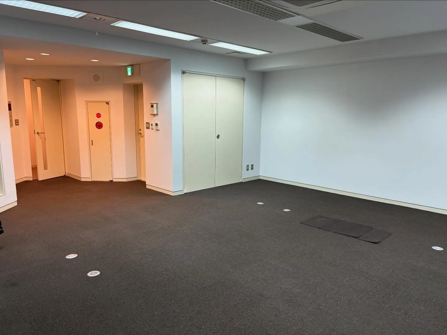 店舗天井塗装・オフィスビル室内塗装を行いました。