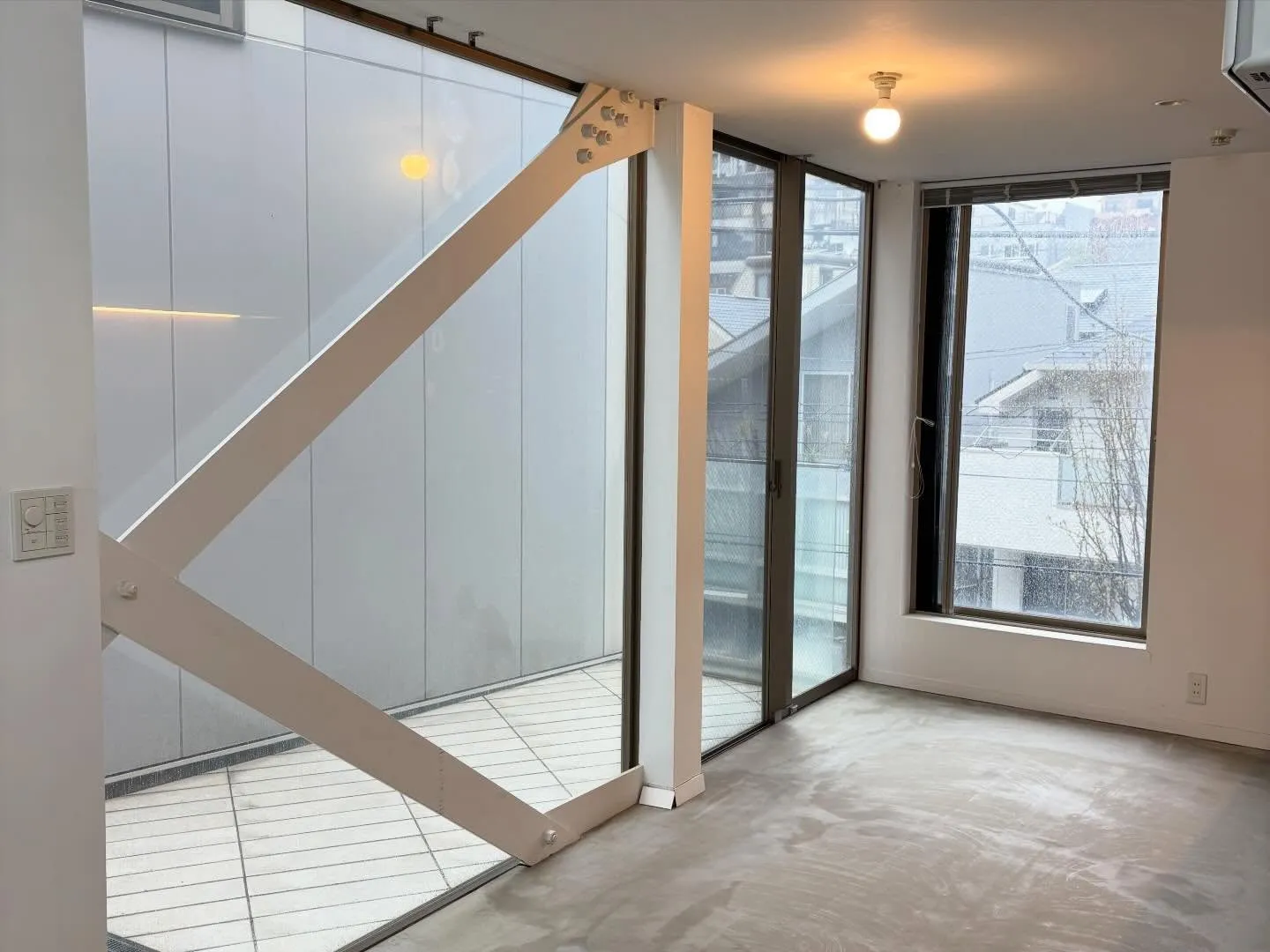 店舗天井塗装・オフィスビル室内塗装を行いました。