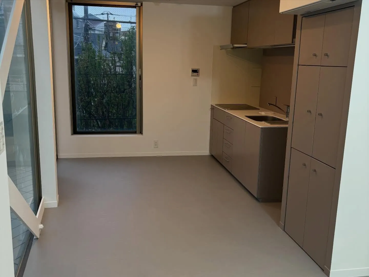 店舗天井塗装・オフィスビル室内塗装を行いました。