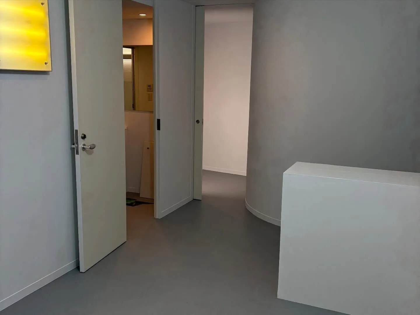 店舗天井塗装・オフィスビル室内塗装を行いました。